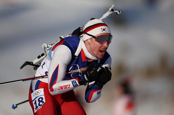 Timofei Lapshin competes in the men's 20-kilometer biathlon at the National Biathlon Centre in Zhangjiakou, China on Tuesday. [REUTERS/YONHAP]