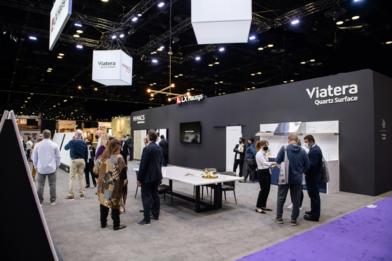 LX Hausys' booth at The Kitchen & Bath Industry Show 2022 displays engineered stone and imitation marble to visitors. [LX HAUSYS]