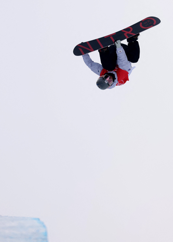 Lee Chae-un competes during the men's halfpipe qualification round at Genting Snow Park in Zhangjiakou, China on Wednesday. [REUTERS/YONHAP] 