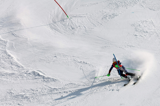 Korea's Gim So-hui competes in the first run of the women's slalom during the Beijing 2022 Winter Olympic Games at the National Alpine Skiing Centre in Beijing on Wednesday. [AFP/YONHAP]