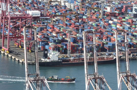 Containers are stacked at the Gamman Container Terminal in Busan on Jan. 21. [YONHAP]