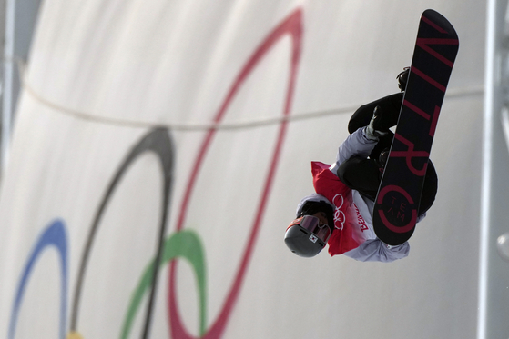 Lee Chae-un competes during the men's halfpipe qualification round at Genting Snow Park in Zhangjiakou, China on Wednesday. [AP/YONHAP]