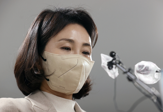Kim Hye-kyung, the wife of the Democratic Party presidential candidate Lee Jae-myung, apologizes for her alleged ethical lapses in a press conference on Wednesday.  [YONHAP] 