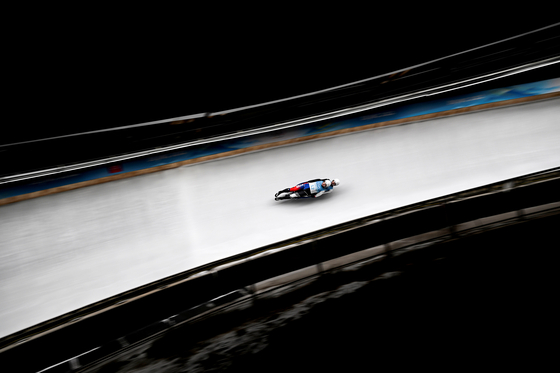 Park Jin-yong and Cho Jung-myung compete during the luge doubles competition at the National Sliding Centre in Beijing, China on Wednesday. [XINHUA/YONHAP]