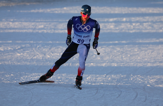 Kim Min-woo in action during the men's free sprint cross-country skiing qualification at National Cross-Country Centre, Zhangjiakou on Tuesday. [REUTERS/YONHAP]