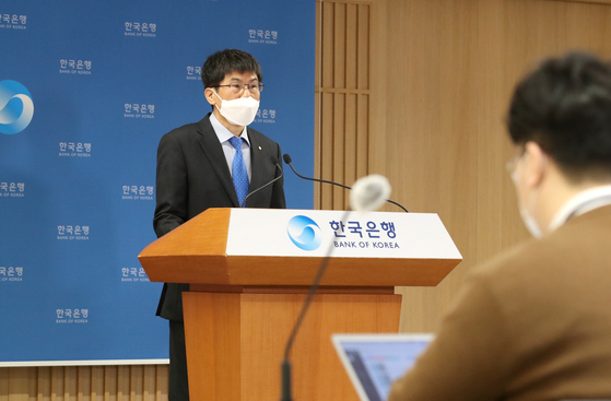 Hwang Sang-pil, director general of the central bank¡¯s economic statistics department, speaks at an online press conference held Thursday. [BANK OF KOREA]