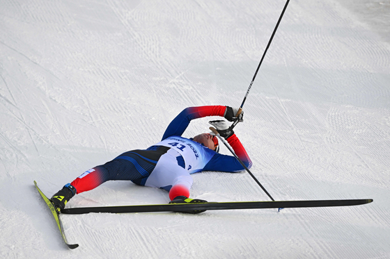 Jeong Jong-won reacts after crossing the finish line in the men's 15-kilometer classic cross country event during the Beijing 2022 Winter Olympic Games on Friday at the Zhangjiakou National Cross-Country Skiing Centre. [AFP/YONHAP]