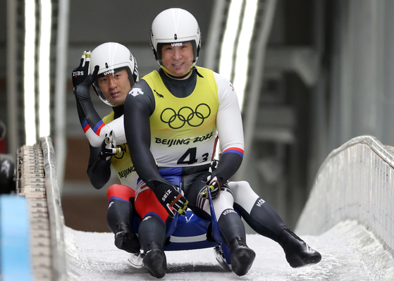 Korean lugers Park Jin-yong and Cho Jung-myung compete their race in the luge team relay during the Beijing 2022 Winter Olympic Games, at the Yanqing National Sliding Centre on Thursday. [YONHAP]