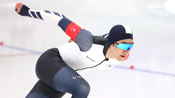 Cha Min-kyu races in the men's 500 meters at the National Speed Skating Oval in Beijing on Saturday. Cha won the silver medal with a time of 34.39 seconds. [NEWS1]