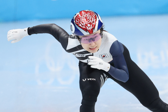 Choi Min-jeong races in the women's 1,000-meter final at the Capital Indoor Stadium at the 2020 Beijing Games on Friday. Choi went on to win the silver medal with a time of 1:28.443. [YONHAP]