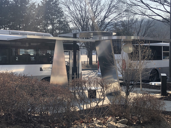 The bus stop located at exit 4 of Seoul Grand Park station. Free shuttle rides are offered every 20 minutes. [SHIN MIN-HEE]