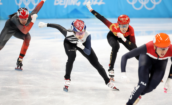 Choi Min-jeong, second from left, takes second position at the women's 3000-meter relay final at the Capital Indoor Stadium in Beijing on Sunday. [YONHAP]