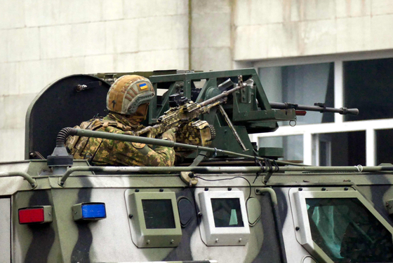 Ukrainian servicemen take part in drills held by the Ministry of Internal Affairs of Ukraine in the settlement of Kalanchak near the border with Crimea. [YONHAP]