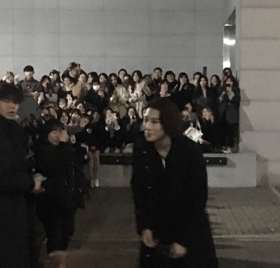 Park Hyo-shin with fans after performing "The Man Who Laughs" at Blue Square in Yongsan District, central Seoul. [SCREEN CAPTURE] 