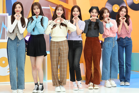 Girl group Weeekly member Lee Soo-jin, fourth from left, also tested positive for the virus, according to IST Entertainment on Tuesday. [ILGAN SPORTS]