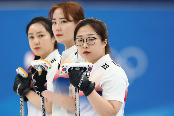 From left: Kim Kyeong-ae, Kim Cho-hi and Kim Seon-yeong watch the play during a game against Switzerland at the National Aquatics Center in Beijing on Wednesday. [REUTERS/YONHAP]