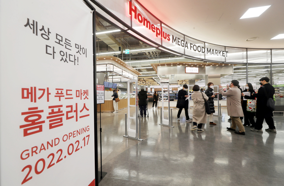 Homeplus Mega Food Market opened at a branch in Namdong District in eastern in Incheon on Thursday. Homeplus is strengthening its food lineup. [YONHAP]