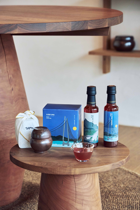 Gochujang, or red pepper paste, and vinegar produced by a small local business in Okcheon County on display at a market held by Kolon FnC last year. [JOONGANG ILBO]