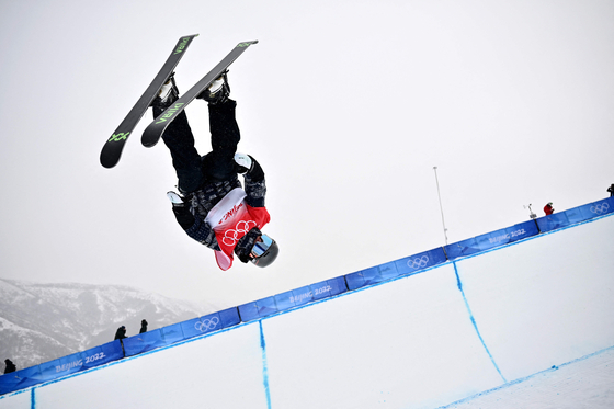 Lee Seung-hun practices before the start of the freestyle skiing men's freeski halfpipe qualification run during the Beijing 2022 Winter Olympic Games at the Genting Snow Park H & S Stadium in Zhangjiakou on Thursday. [AFP/YONHAP]