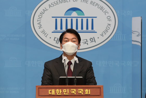 Ahn Cheol-soo, presidential candidate of the minor opposition People's Party, declares he will not join forces with Yoon Suk-yeol of the main opposition People Power Party at a press conference at the National Assembly on Sunday afternoon. [YONHAP]