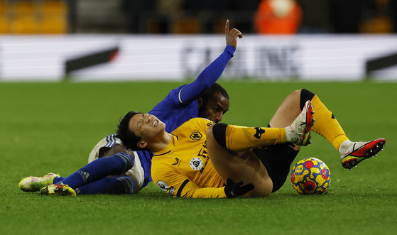 Wolverhampton Wanderers' Hwang Hee-Chan reacts after being fouled by Leicester City's Ricardo Pereira at Molineux Stadium in Wolverhampton, England on Sunday. [REUTERS/YONHAP]