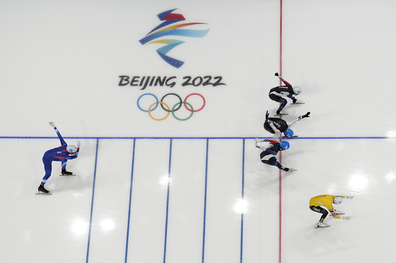 From top: Chung Jae-won of Korea, Joey Mantia of the United States, Lee Seung-hoon of Korea and Bart Swings of Belgium cross the finish line at the end of men's mass start finals at the National Speed Skating Oval in Beijing on Saturday. [AP/YONHAP]