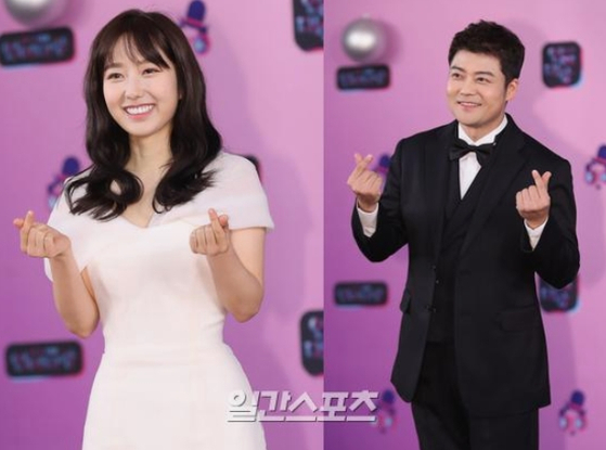 Lee Hye-sung, left, and Jeon Hyun-moo, recently ended their two year romantic relationship, their agency SM C&C said Tuesday. [ILGAN SPORTS]