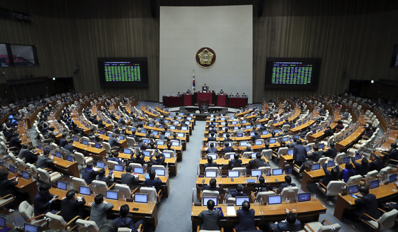 The National Assembly passes a 16.9-trillion-won ($14.2 billion) supplementary budget on Monday.  [YONHAP]