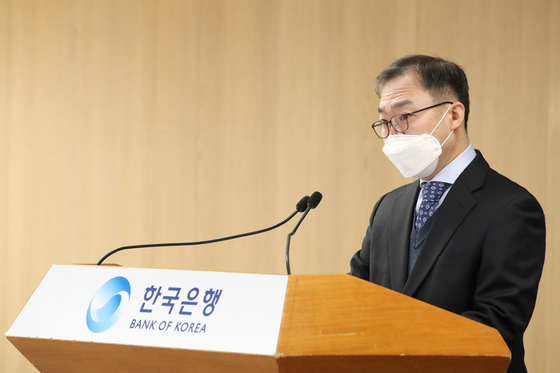 Song Jae-chang, head of monetary and financial statistics team at the Bank of Korea, speaks at an online press event held Tuesday morning. [NEWS1]