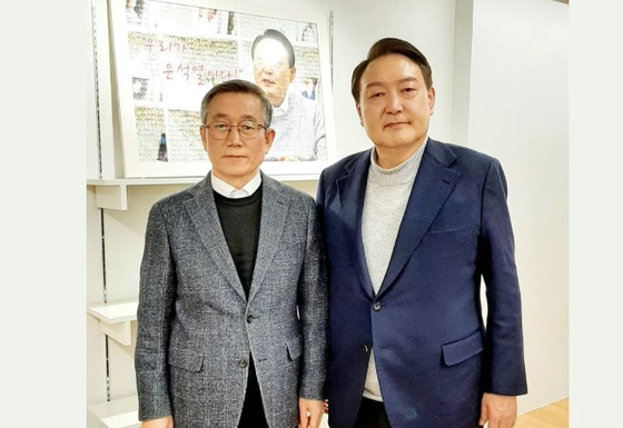 Jeong Woon-hyeon, left, stands with Yoon Suk-yeol, presidential candidate of the opposition People Power Party, in a photo Jeong posted on his Facebook on Monday. Jeong is a key associate of Lee Nak-yon, head of the ruling Democratic Party's presidential election campaign for Lee Jae-myung. [YONHAP]