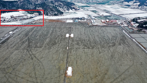 A 1.1-million-square-meter construction site for a solar power plant near Sinmyeong Village is marked in red in the photo. It is on Imja Island, Sinan County in South Jeolla. [JANG JEONG-PIL]