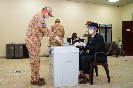 Members of the Korean military's Akh unit in the United Arab Emirates vote at a gymnasium on base on Wednesday. [YONHAP]
