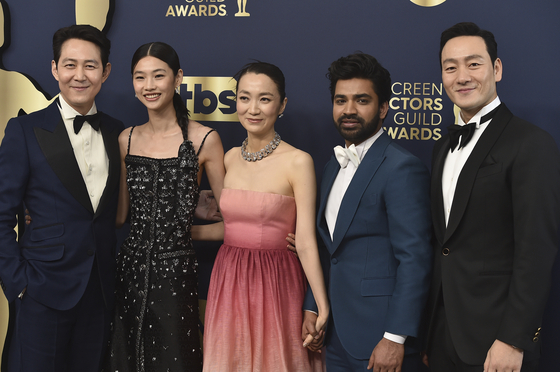 From left, Lee Jung-jae, Jung Ho-yeon, Kim Joo-ryeong, Anupam Tripathi and Park Hae-soo arrive at the 28th annual Screen Actors Guild Awards at the Barker Hangar on Sunday, Feb. 27, 2022, in Santa Monica, California. [AP/YONHAP]