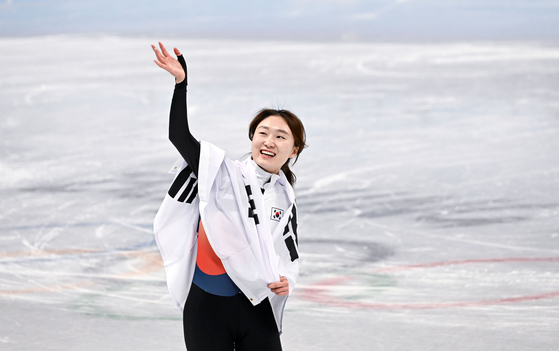 Choi Min-jeong celebrates after winning the gold medal in the women's 1,500-meter final at Capital Indoor Stadium in Beijing on Feb. 16. [XINHUA/YONHAP]