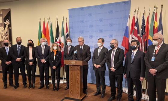 Jeff DeLaurentis, center, senior adviser for political affairs at the U.S. Mission to the United Nations, issues a joint statement condemning North Korea for its latest ballistic missile launch in a press conference at the UN headquarters in New York. He is joined by 10 other signatories, including Cho Hyun, South Korean ambassador to the UN, fourth from right. [U.S. MISSION TO THE UNITED NATIONS]
