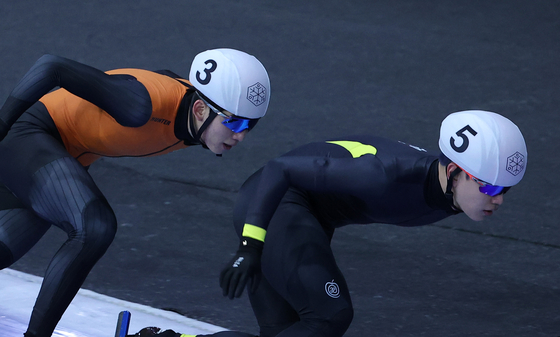 Beijing Olympics men’s mass start silver medalist Chung Jae-won, left, races alongside Kim Min-seok at the National Winter Sports Festival at Taereung International Skating Rink in northern Seoul on Feb. 23. Chung was named MVP at the National Winter Sports Festival on Monday. [NEWS1]