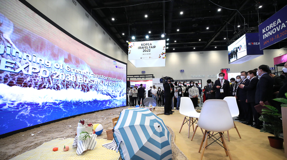 Bid Committee for World Expo 2030 Busan chairman Kim Young-ju, second from right, speaks with President Moon Jae-in, third from right, about promoting Busan for the World Expo 2030 in Dubai during the president’s visit at Dubai Expo 2020 on Jan. 17. [YONHAP] 