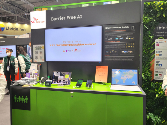 SK Telecom introduced a barrier-free artificial intelligence (AI) for visually impaired people, which was co-developed with Korean AI company Tuat, on Mar. 1, at MWC in Barcelona, Spain. The voice-controlled service helps users with visual impairment identify objects and written words. [YONHAP]