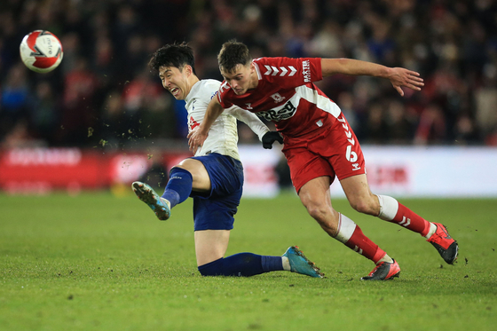 Tottenham Hotspur's Korean striker Son Heung-min, left, fights for the ball with Middlesbrough defender Dael Fry during the English FA cup fifth round football match between Middlesbrough and Tottenham Hotspur at the Riverside Stadium in Middlesbrough on Tuesday. [AFP/YONHAP]