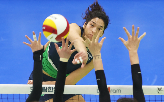 Yassmeen Bedart-Ghani of Hyundai Hillstate attacks during a the match against Korea Expressway Hi-pass on Tuesday at Suwon Gymnasium in Suwon. [YONHAP]