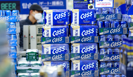 Oriental Brewery's Cass beers are displayed at a discount mart in Seoul. [YONHAP] 