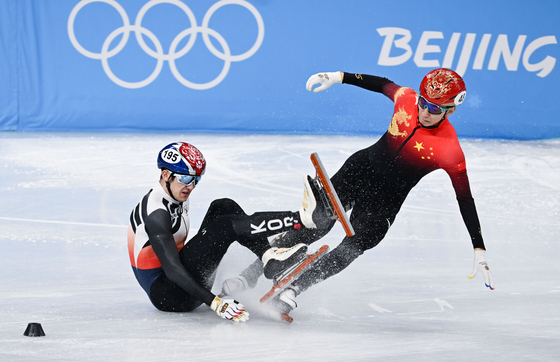 Park Jang-hyuk, left, collides with Wu Dajing of China during the men's 1,000-meter quarterfinal at Capital Indoor Stadium in Beijing on Feb. 7. [XINHUA/YONHAP]