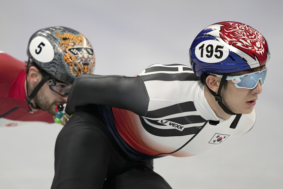 Park Jang-hyuk races in his heat of the men's 1,000 meters at the 2022 Winter Olympics on Feb. 5 in Beijing. [AP/YONHAP]