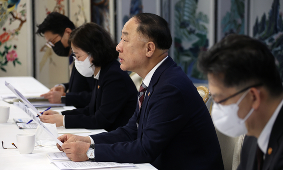 Finance Minister Hong Nam-ki, second from right, attending a government meeting on consumer price at the government complex in Seoul on Friday. It is the first meeting on inflation in five years. [YONHAP] 