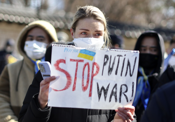 Ukrainian residents of Korea protest Russia's invasion of their country near the Russian Embassy in Jung District, central Seoul, on Sunday. [YONHAP]