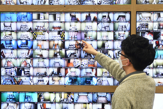 A National Election Commission (NEC) official monitors early voting ballot boxes for the March 9 presidential election from the election watchdog’s control center in Gwacheon, Gyeonggi, Monday. [NEWS1]