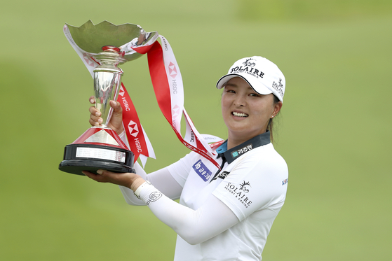 Ko Jin-young holds the championship trophy after winning the HSBC Women's World Championship golf at Sentosa Golf Club in Singapore on Sunday. [AP/YONHAP]