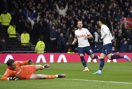 Son Heung-min, right, celebrates after scoring against Everton at Tottenham Hotspur Stadium in London on Monday. [EPA/YONHAP]