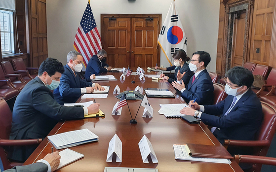 Korean Trade Ministry delegation including Minister Yeo Han-koo discussing export control to Russia with U.S. counterpart including Deputy Commerce Secretary Don Graves in Washington DC on March 3. Korea was initially left out of the lists of countries exempted from the U.S. export control. [MINISTRY OF TRADE, INDUSTRY AND ENERGY] 