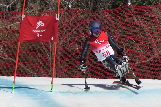 Han Sang-min competes in the Super-G race during the men's super combined sitting event at the 2022 Winter Paralympics in Yanqing, Beijing on Monday. [AP/YONHAP]